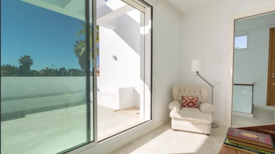 Villa de 4 dormitorios en Cortes (San Pedro De Alcantara), Spain No. 1024 № 12