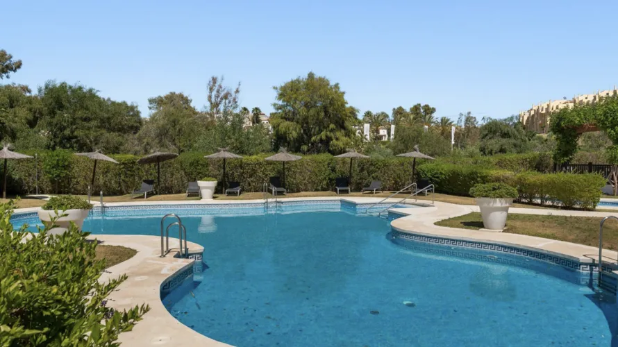 Apartamento de 2 dormitorios en Estepona, Spain No. 667 № 14