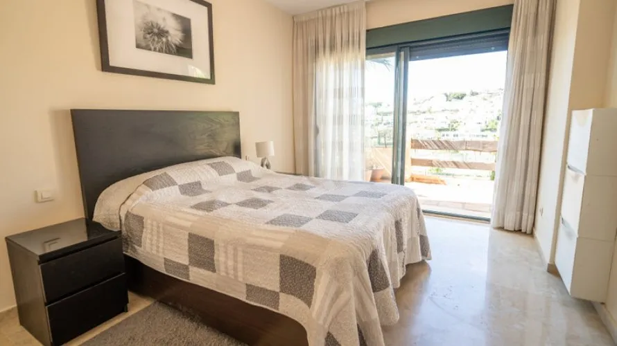 Apartamento de 2 dormitorios en Estepona, Spain No. 659 № 6