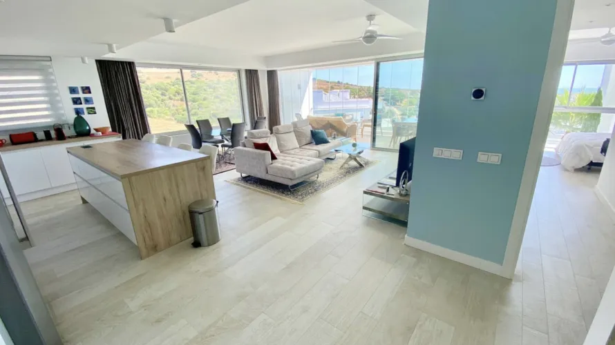Apartamento de 3 dormitorios en Estepona, Spain No. 1048 № 2