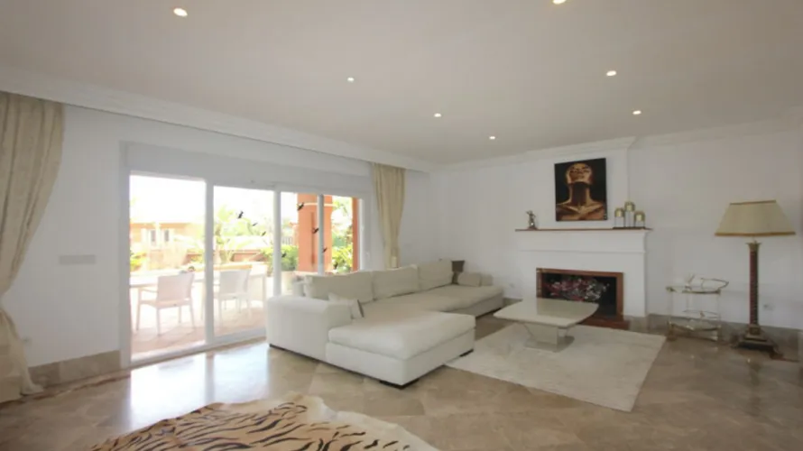 Villa de 6 dormitorios en Marbella, Spain No. 537 № 24