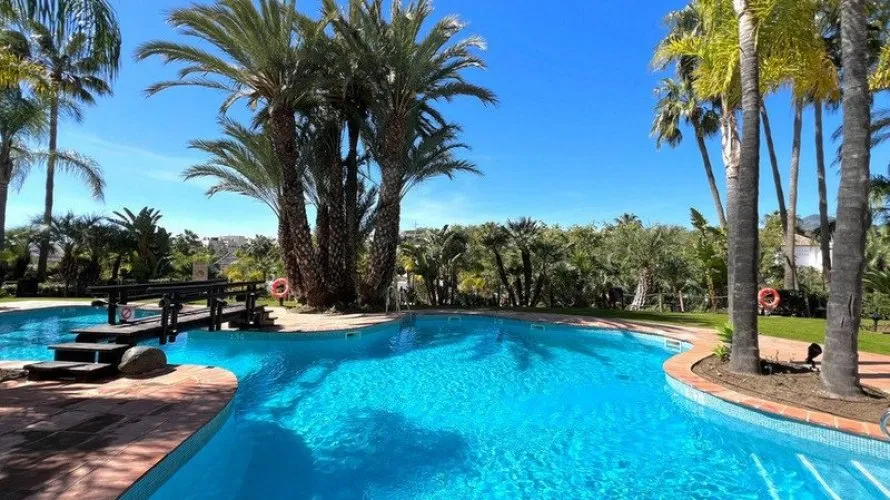 Apartamento de 2 dormitorios en Estepona, Spain No. 659 № 1