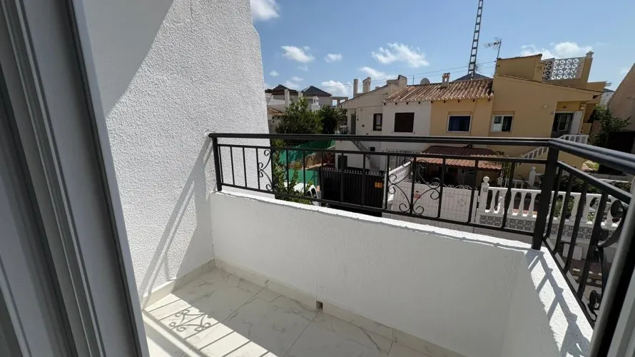 Сasa de 3 dormitorios en Torrevieja, España No. 2128 № 10