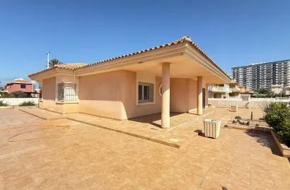 Villa de 4 dormitorios en La Manga del Mar Menor, España No. 2705
