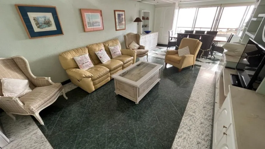 Apartamento de 2 dormitorios en Benidorm, España No. 1735