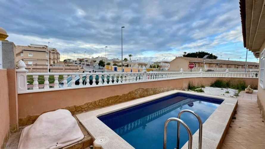 Apartamento de 3 dormitorios en Torrevieja, España No. 2302