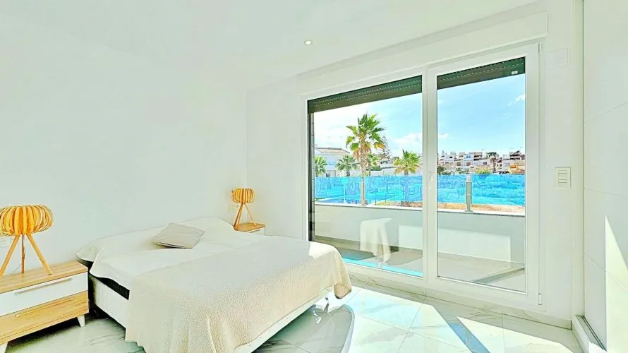 Bungalow de 3 dormitorios en Torrevieja, España No. 2167 № 1