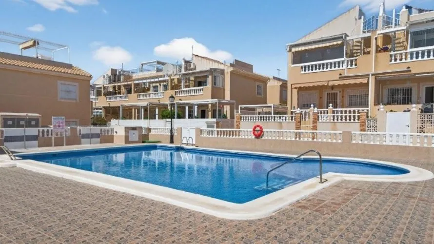 Сasa de 2 dormitorios en Torrevieja, España No. 2448