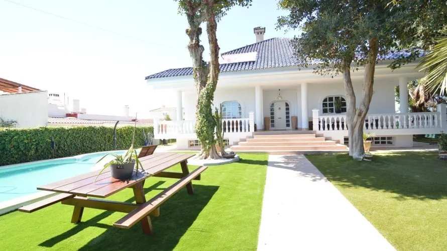 Villa de 4 dormitorios en Torrevieja, España No. 1477 № 2