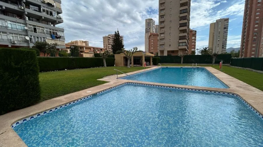 Apartamento de 2 dormitorios en Benidorm, España No. 2072 № 1