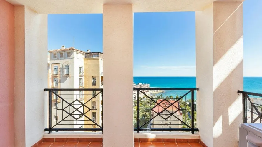 Apartamento de 2 dormitorios en Torrevieja, España No. 2357 № 2