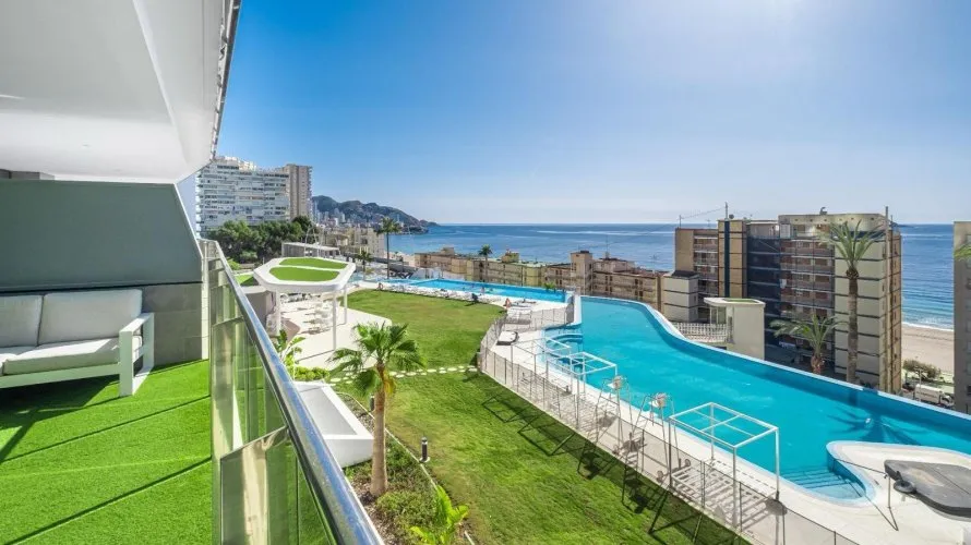Apartamento de 2 dormitorios en Benidorm, España No. 1560 № 1