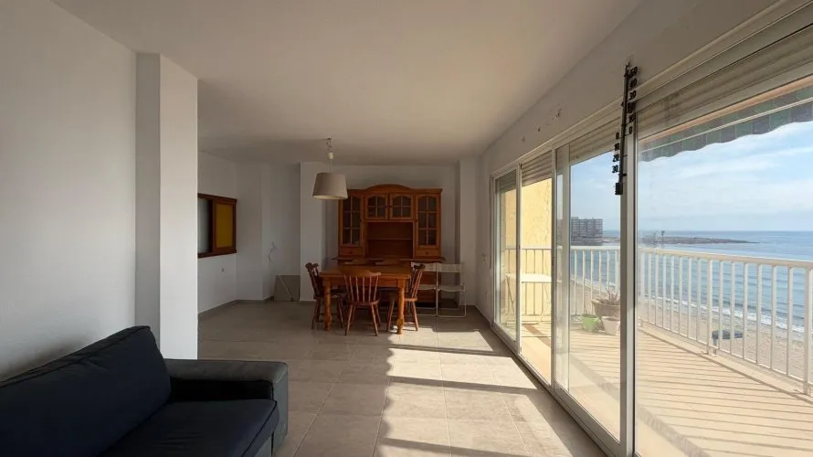 Apartamento de 4 dormitorios en Torrevieja, España No. 2294
