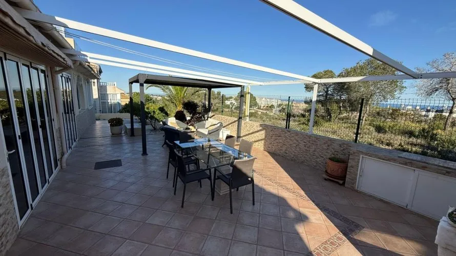 Villa de 4 dormitorios en Villamartin, España No. 2373 № 1