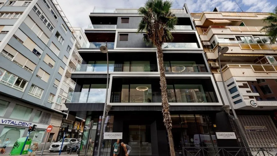 Apartamento de 3 dormitorios en Torrevieja, España No. 2695 № 1
