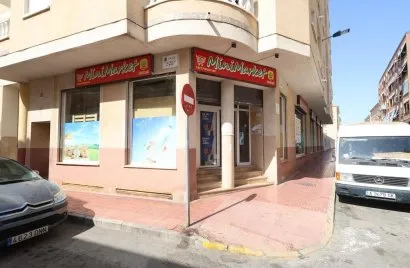 Propiedad comercial de 452m² en Torrevieja, España No. 2104