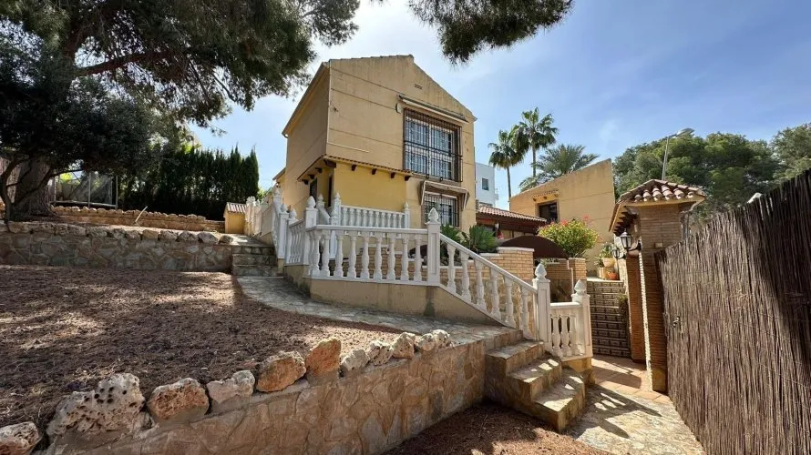 Apartamento de 4 dormitorios en Torrevieja, España No. 2383