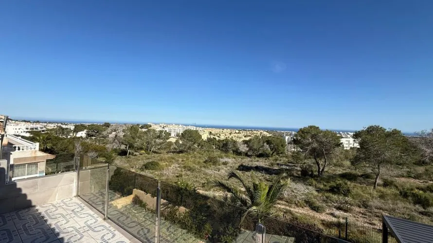 Villa de 4 dormitorios en Villamartin, España No. 2373
