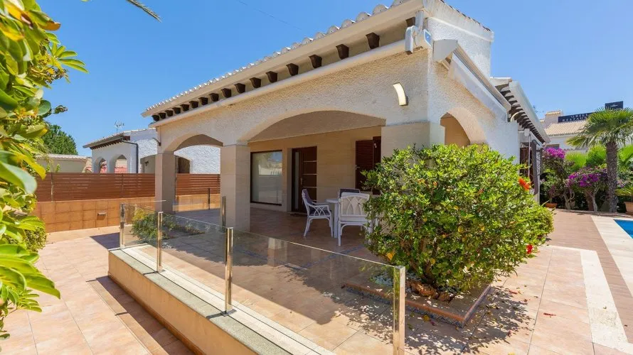 Villa de 4 dormitorios en Alicante, España No. 2086 № 28