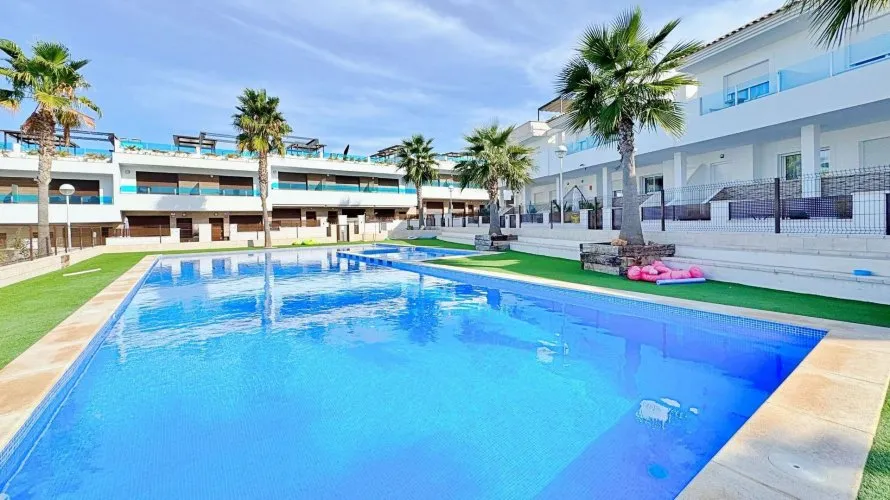 Bungalow de 3 dormitorios en Torrevieja, España No. 2167
