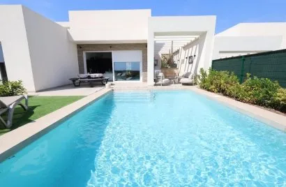 Villa de 3 dormitorios en Algorfa, España No. 2680