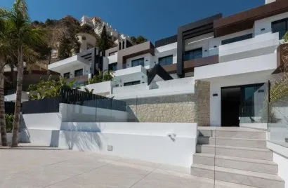 Apartamento de 4 dormitorios en Benidorm, España No. 1680