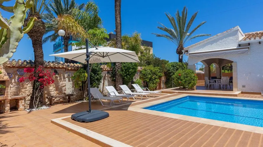 Villa de 4 dormitorios en Alicante, España No. 2086 № 1