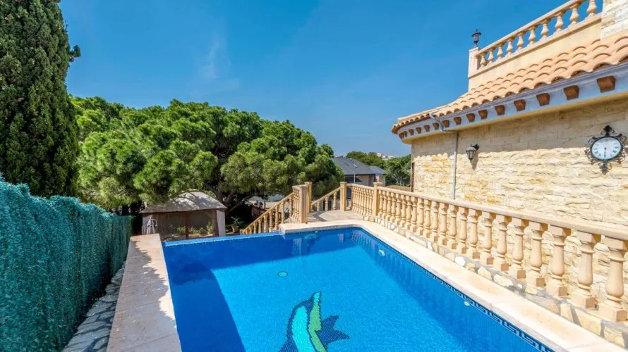 Villa de 4 dormitorios en Campoamor, España No. 2646 № 1