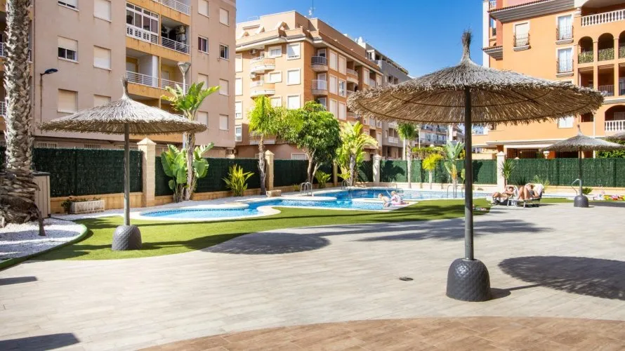 Apartamento de 3 dormitorios en Torrevieja, España No. 1569 № 2