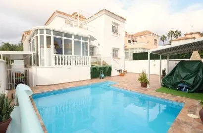 Villa de 4 dormitorios en Campoamor, España No. 1552