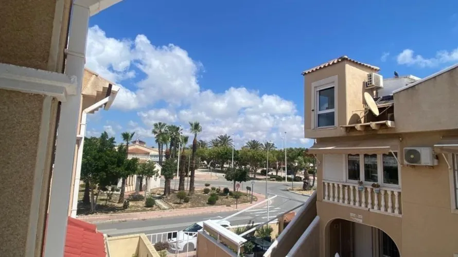 Сasa de 3 dormitorios en Torrevieja, España No. 2407 № 8