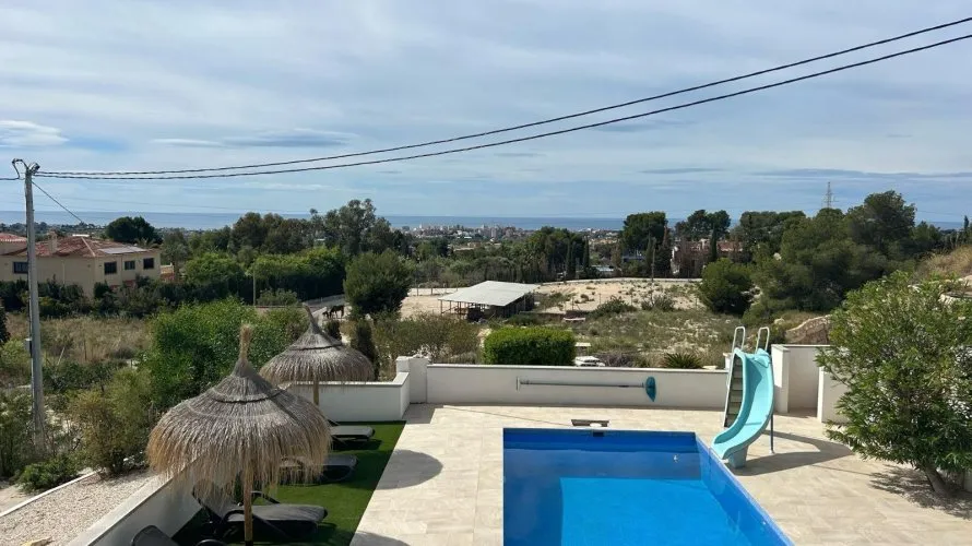 Сasa de 4 dormitorios en Villajoyosa, España No. 2140 № 2