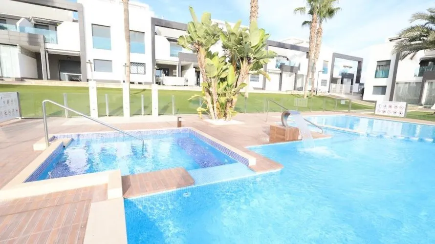 Bungalow de 2 dormitorios en La Zenia, España No. 2230 № 19