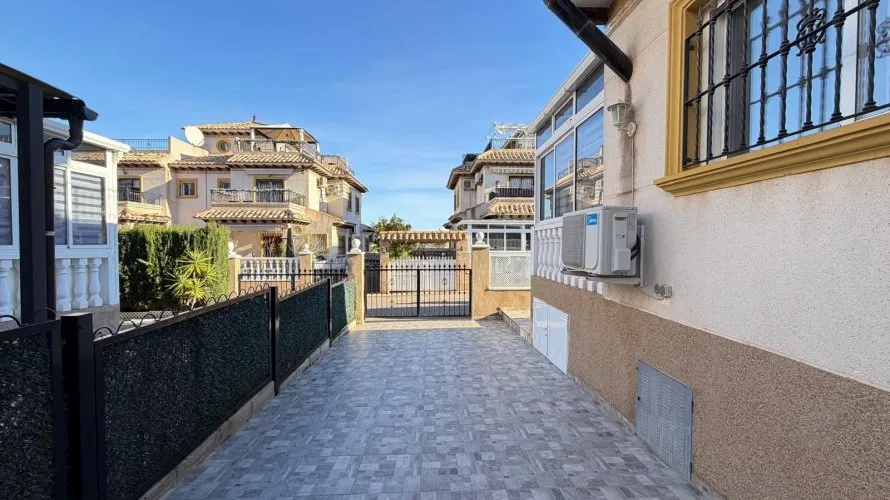 Сasa de 2 dormitorios en Campoamor, España No. 2258 № 7