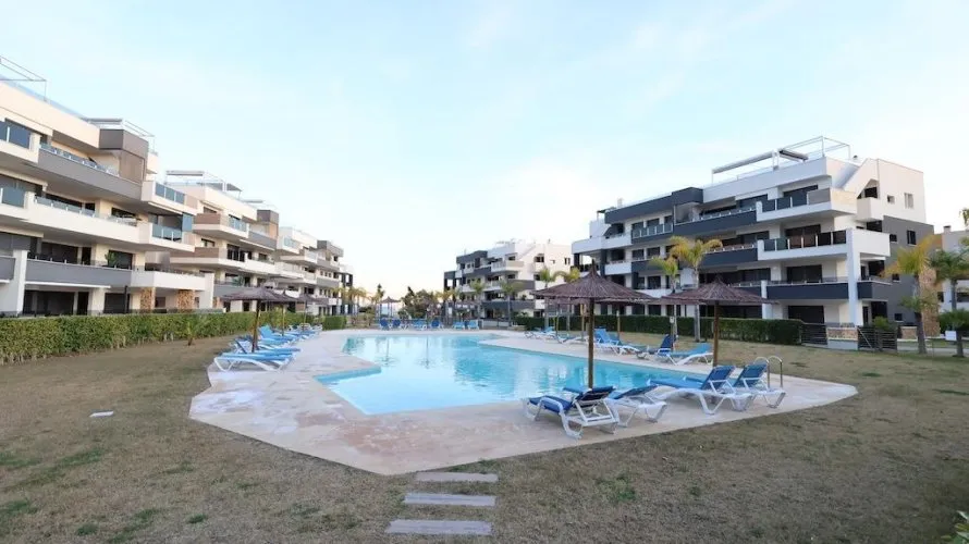Apartamento de 2 dormitorios en Torrevieja, España No. 2596 № 2