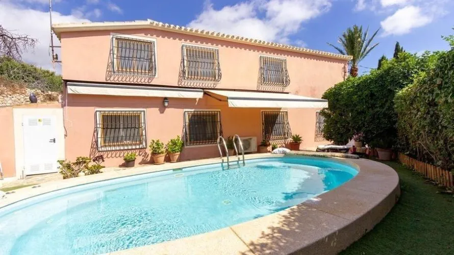Apartamento de 4 dormitorios en Finestrat, España No. 2287