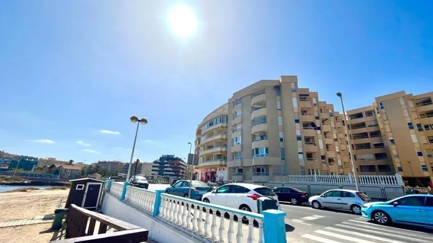 Ático de 2 dormitorios en Torrevieja, España No. 2298