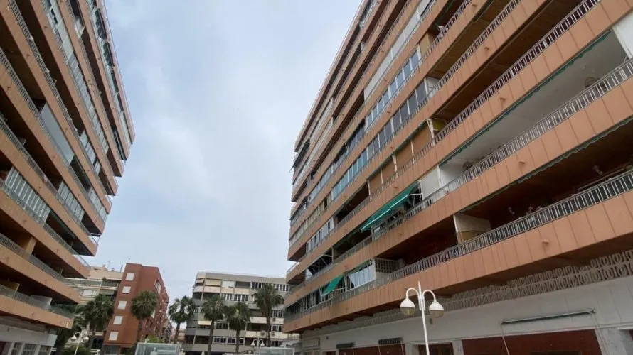 Apartamento de 3 dormitorios en Torrevieja, España No. 1500 № 1
