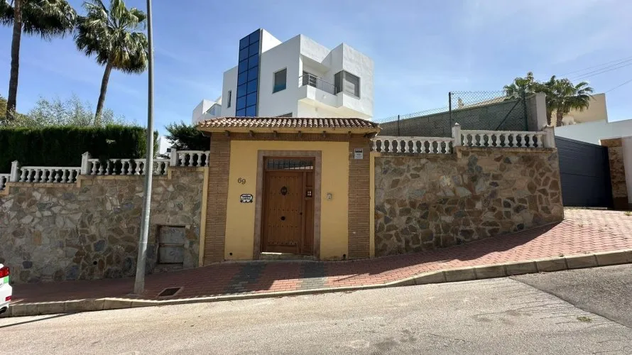 Apartamento de 4 dormitorios en Torrevieja, España No. 2383 № 2