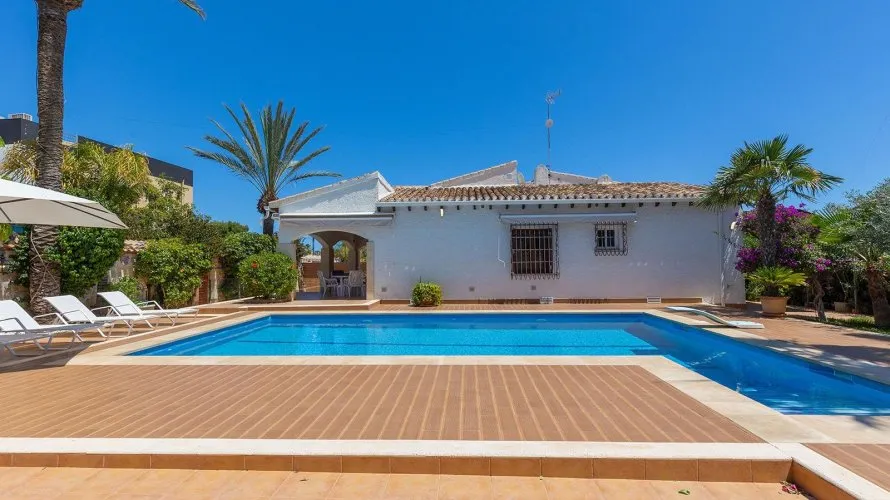 Villa de 4 dormitorios en Alicante, España No. 2086 № 4