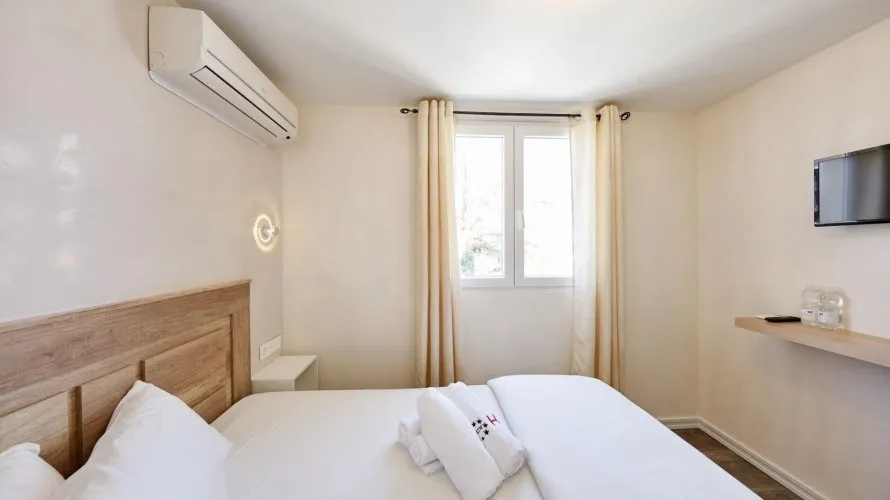 Hotel de 19 dormitorios en Cabo De Las Huertas, España No. 2569 № 1