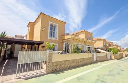 Apartamento de 70m² en Los Balcones, España No. 2473