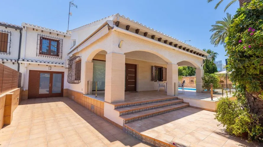 Villa de 4 dormitorios en Alicante, España No. 2086 № 22