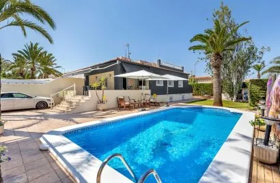 Villa de 4 dormitorios en Torrevieja, España No. 2165