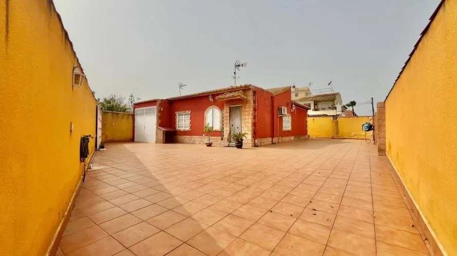 Apartamento de 2 dormitorios en Torrevieja, España No. 2327 № 1