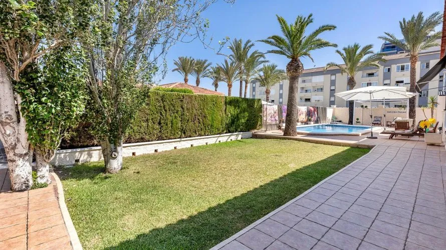 Villa de 4 dormitorios en Torrevieja, España No. 2165 № 24