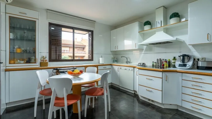 Сasa de 6 dormitorios en Madrid, España No. 2599 № 15