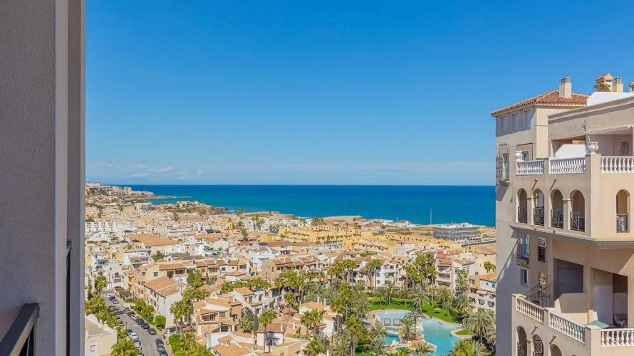 Apartamento de 2 dormitorios en Torrevieja, España No. 2357
