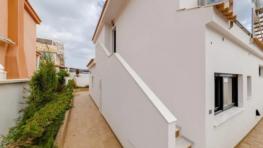Villa de 4 dormitorios en Torrevieja, España No. 1814 № 6