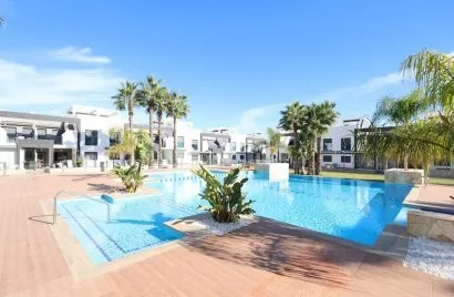 Apartamento de 2 dormitorios en La Zenia, España No. 2221
